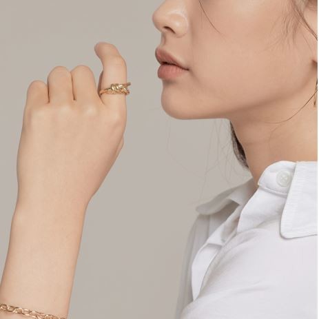 Bolt knot open ring